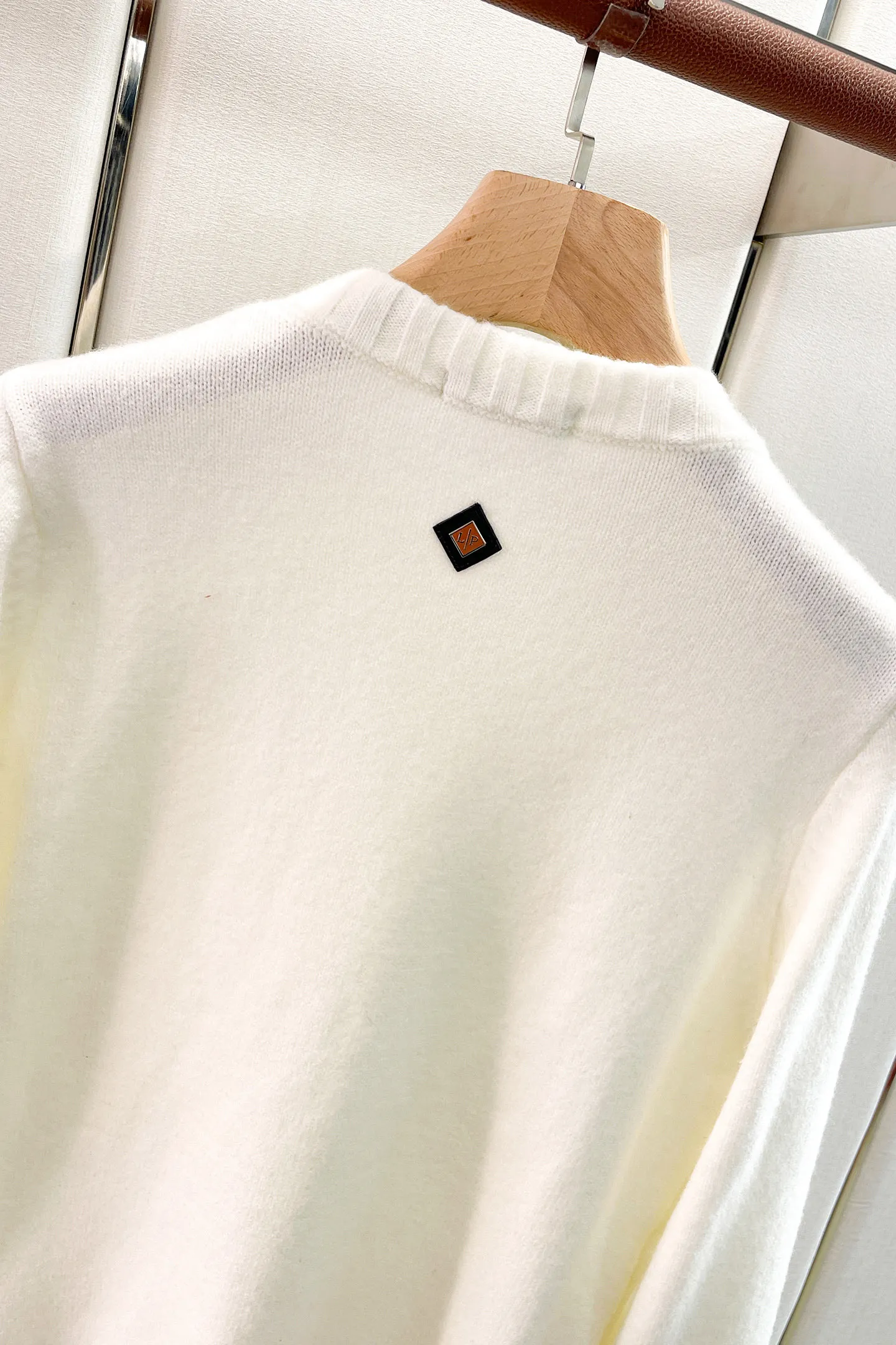 LP's new autumn and winter low-key luxury sweater, a trendy gentleman's round neck Premium sweater. Wool yarn blending. Only double-layer yarn can produce such a premium effect. It is a channel product of a trading company. It is a winter star-level item. It is easy to wear and practical. It is an all-purpose basic Versatile style. The texture is excellent. It is skin-friendly and comfortable without scratching. It is a high-end fashion base layer that is extremely comfortable whether worn alone or layered. It has an excellent texture for close-fitting wear. Demonstrate high-end and invincible fashion! Slim-fitting but not tight, with high elasticity on all sides, it is definitely a very comfortable upper body experience. It is a must-have item for winter wear! The wiring is neat and delicate, the details are exquisite, and the upper body effect is excellent. There is no age limit, and it is the best product on the Internet! Size: S M L
